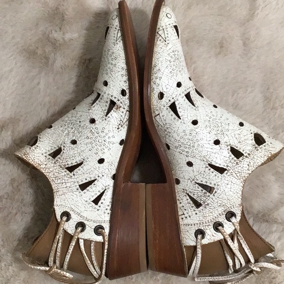 NWOT MUSSE & CLOUD Distressed Perforated Leathers Booties Lace Up - Picture 7 of 9